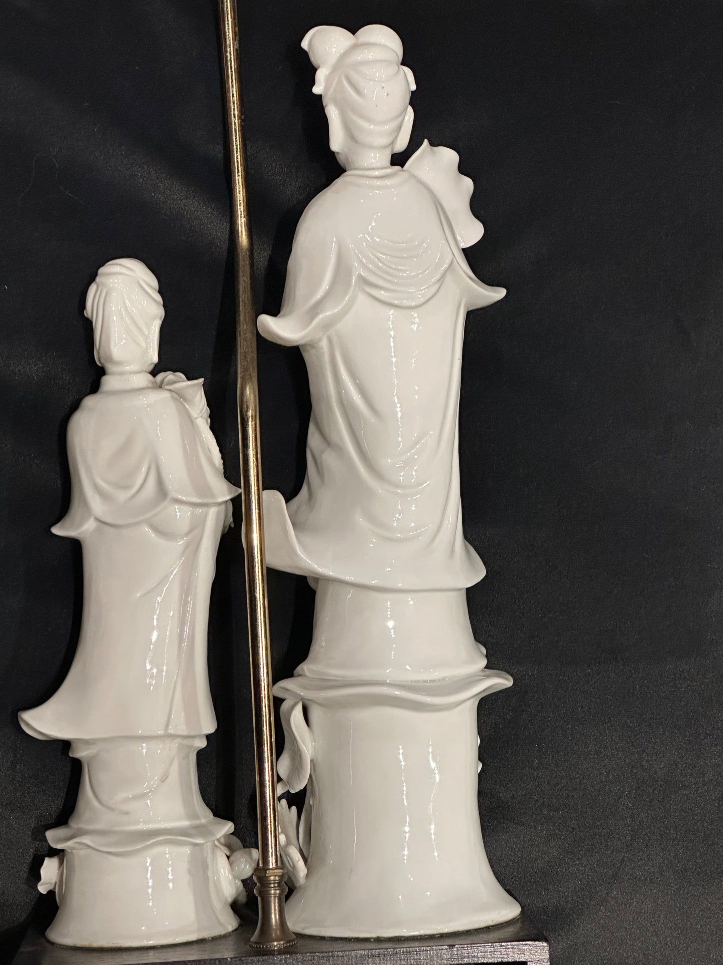 Rear view of the two white blanc de Chine porcelain figures on the table lamp