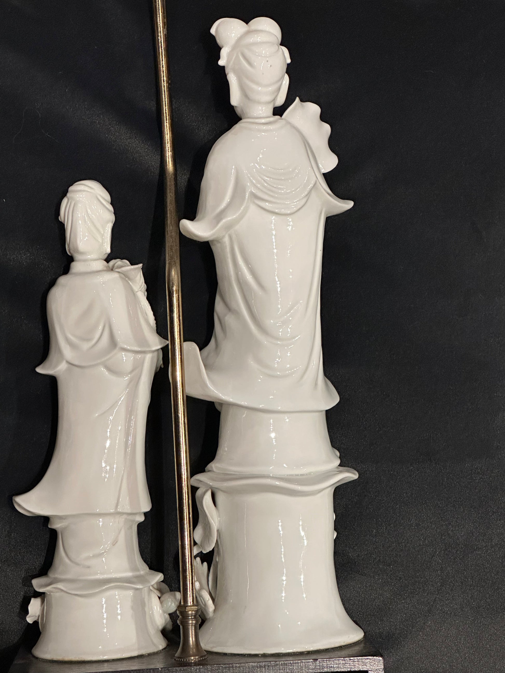 Rear view of the two white blanc de Chine porcelain figures on the table lamp