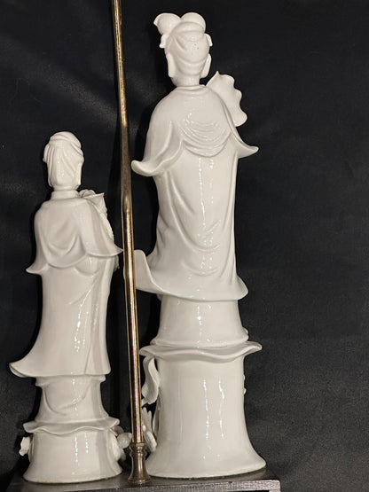 Rear view of the two white blanc de Chine porcelain figures on the table lamp