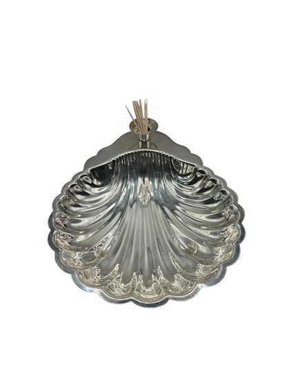 Sheridan shellfish server, top view with toothpicks held in the raised center socket