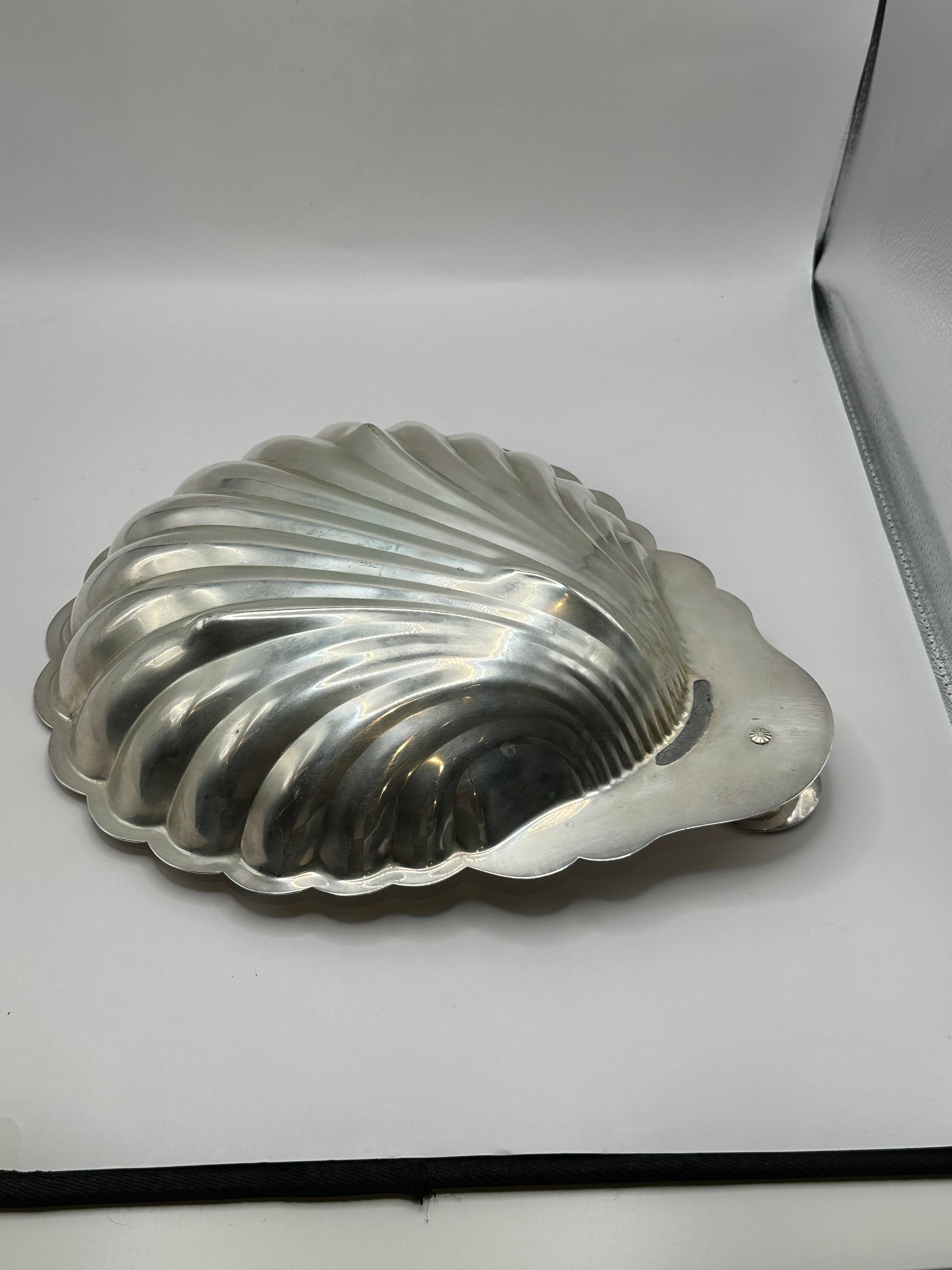 Sheridan silver plate shellfish server, angled view of scallop shell resting on its single foot