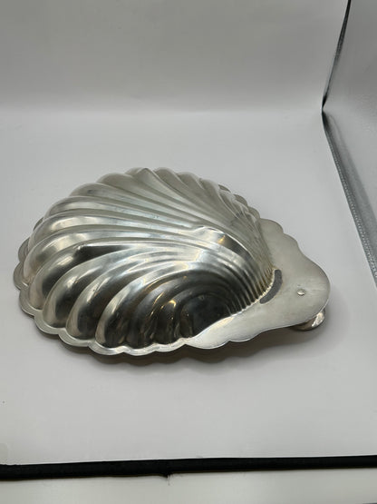 Sheridan silver plate shellfish server, angled view of scallop shell resting on its single foot
