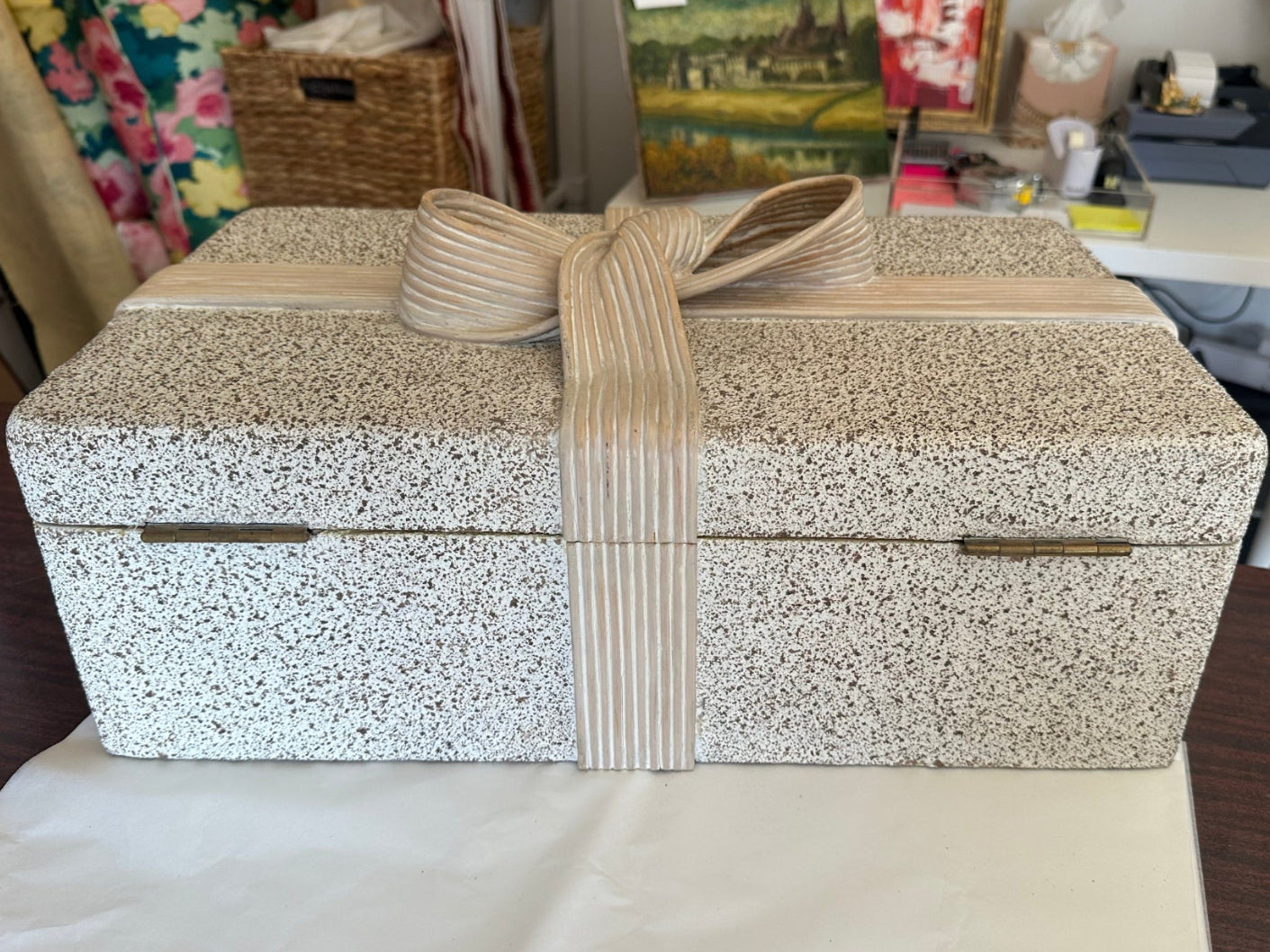 Vintage post-modern pencil-reed hinged box with speckled finish and carved bow, front view