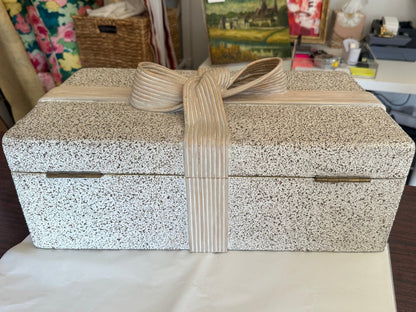 Vintage post-modern pencil-reed hinged box with speckled finish and carved bow, front view