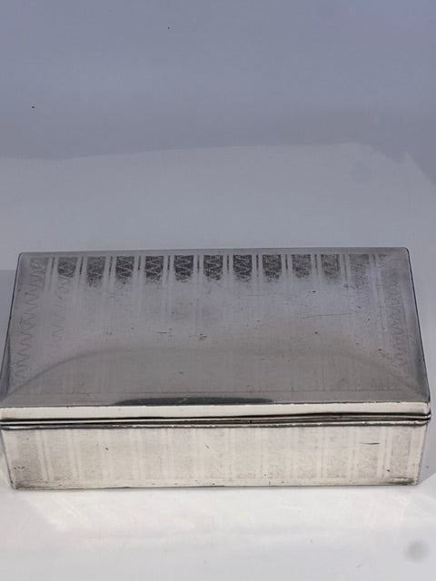 Close-up of the cigarette box's engine-turned ribbed lid edge