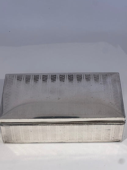 Close-up of the cigarette box's engine-turned ribbed lid edge